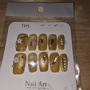 Chic Gold Press-On Nails with Floral and Gem Accents